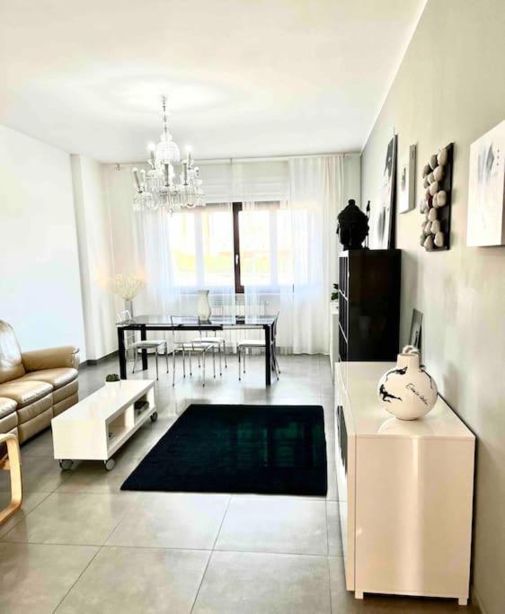 Sun-Kissed Seaside Retreat: Your Pescara Getaway Ngoại thất bức ảnh